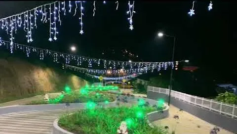 A Rua Humberto Pessatti à noite, decorada com luzes de Natal em cortina